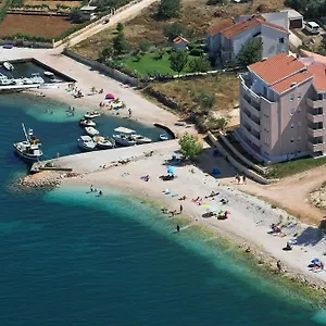 apartments-villa-plaza.hotels-in-trogir.com/